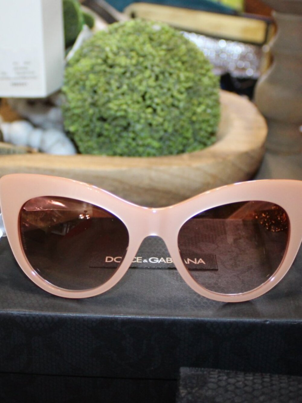 NWT Authentic Dolce & Gabbana Rose Cat Eye women's sunglass. ESQUISITE!